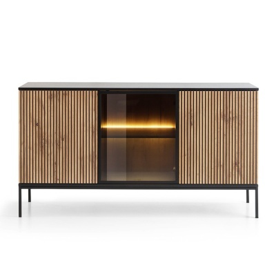 Aparador em madeira clara com portas laterais em madeira e porta central em vidro iluminada