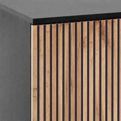 Detalhe de móvel com portas em ripas de madeira clara e estrutura cinza escuro