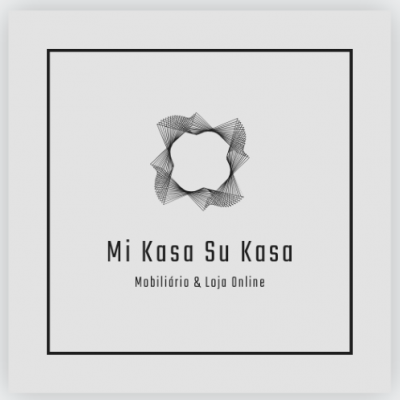 Logotipo preto com padrão geométrico abstrato e texto 'Mi Kasa Su Kasa' sobre fundo cinza claro