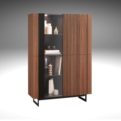 Móvel de arrumação em madeira com portas e prateleiras de vidro