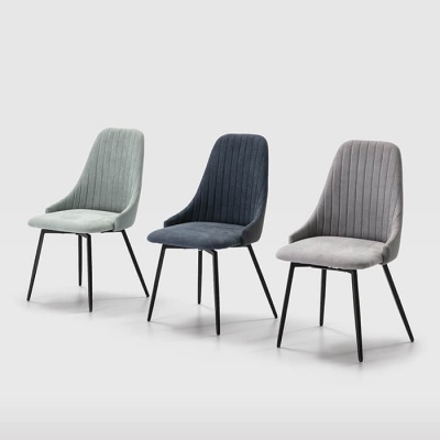 Três cadeiras estofadas em diferentes tons de cinza, com pernas pretas e design moderno.