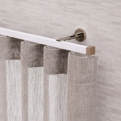 Varão de cortina branco com suporte metálico prateado e cortina cinzenta texturizada