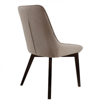 Cadeira estofada cinzento claro com pernas de madeira escura