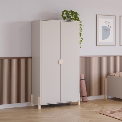 Roupeiro cinza claro com portas e puxador redondo em quarto com parede clara e painel madeira canelado