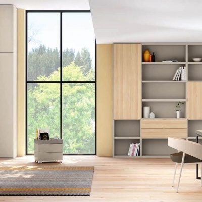 Quarto infantil moderno com móveis em madeira clara, cama alta, armários, estantes e mesa de estudo.