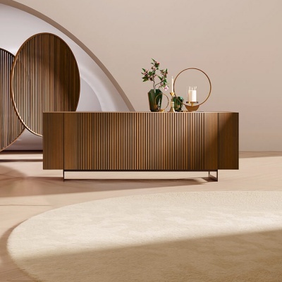 Móvel de madeira com porta de painéis verticais em tom de castanho médio decorado com vasos e castiçais