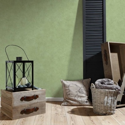 Decoração interior com móvel de madeira, lanterna preta, almofada, cesta com cobertor, caixa de madeira e escada preta