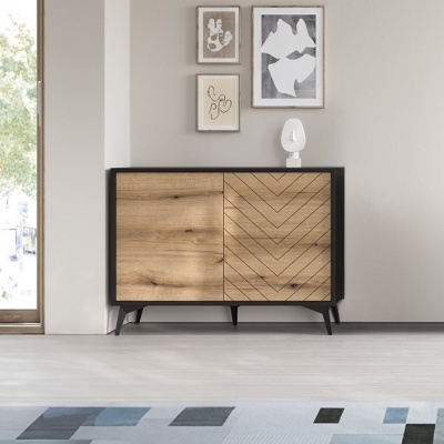 Aparador moderno em madeira clara com padrão geométrico, escultura branca e quadros minimalistas na parede cinza