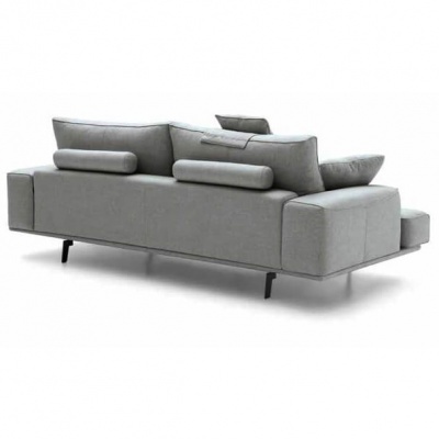 Sofá cinzento visto de trás com almofadas e pernas pretas