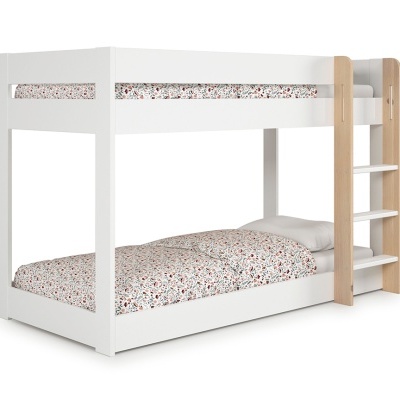 Cama beliche branca em madeira com escada lateral e roupa de cama estampada.