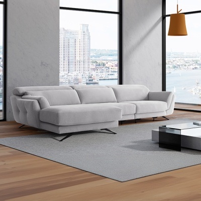 Sofá cinza claro em sala moderna com vista para cidade e mar