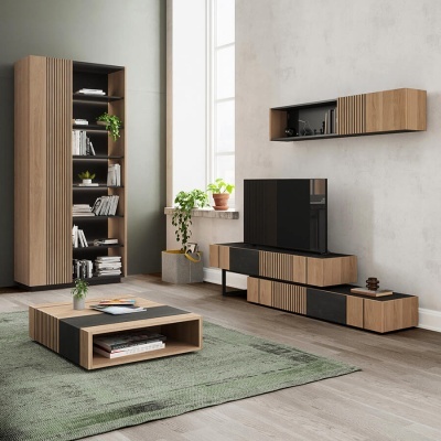 Conjunto de móveis para sala em madeira clara e preta, estante, móvel TV, prateleira suspensa e mesa de centro sobre tapete verde