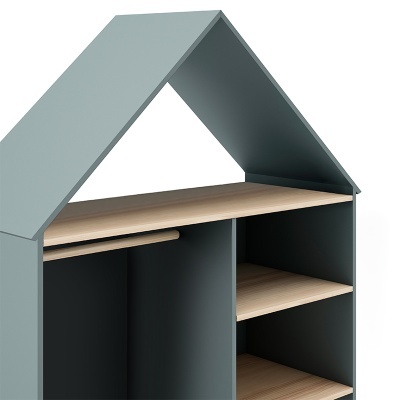 Móvel organizador em forma de casinha cinzenta com prateleiras de madeira clara