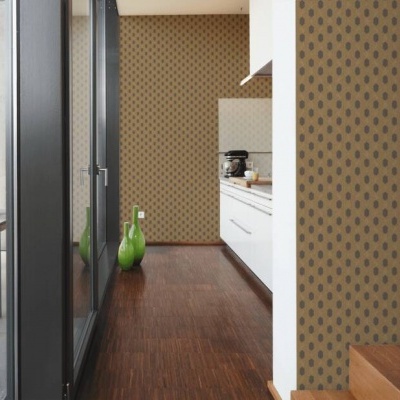 Interior com parede bege e padrão, escadas e cozinha branca junto a janela grande