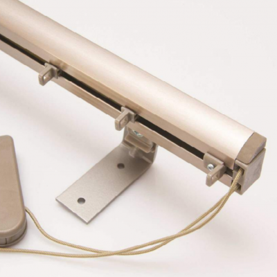 Barra metálica prateada com comando manual bege e número 7000 azul