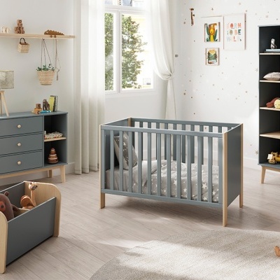 Quarto de bebé com berço, cómoda e estante cinzentos e madeira clara, parede branca com quadros coloridos