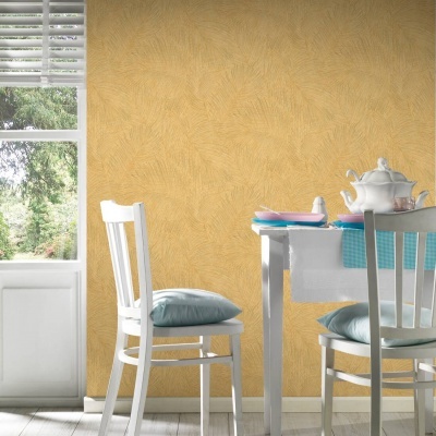 Mesa de jantar branca com cadeiras e serviço de chá sobre toalha azul, parede amarela texturizada e janela com persianas