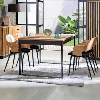 Mesa de jantar em madeira clara com quatro cadeiras de madeira e assentos pretos numa sala moderna