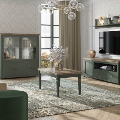 Sala de estar com móveis verdes, mesa de centro, vitrina, móvel para televisão e decoração clássica
