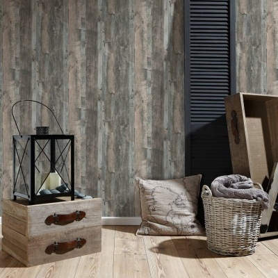 Decoração interior com papel de parede de madeira, caixas de madeira, candeeiro preto, almofada e cesto com manta