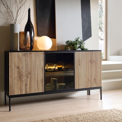 Aparador de madeira clara com portas ranhuradas e estrutura preta em ambiente minimalista