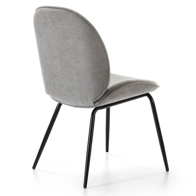 Cadeira cinza de tecido com pernas metálicas pretas