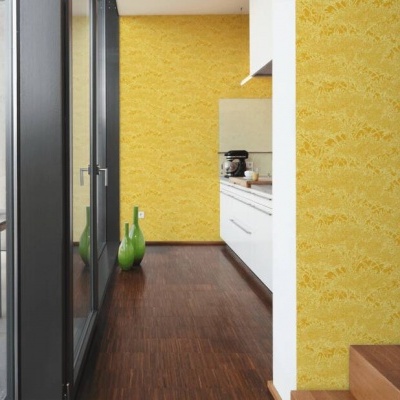 Interior com parede amarela texturizada, chão em madeira escura, escadas de madeira e porta de vidro para área exterior com mobiliário branco