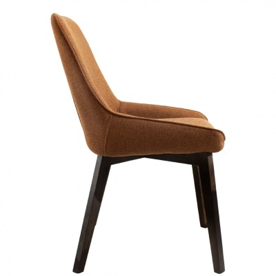 Cadeira estofada castanha com pernas de madeira escura