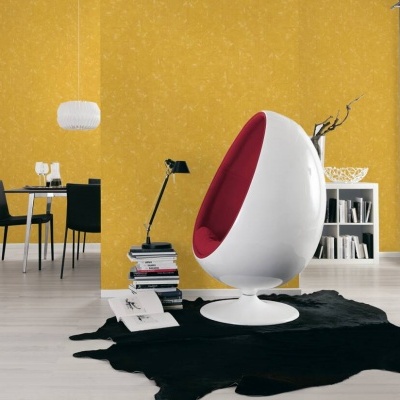 Cadeira oval branca com interior vermelho e tapete preto em sala moderna