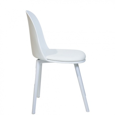 Cadeira branca moderna com assento acolchoado em fundo branco