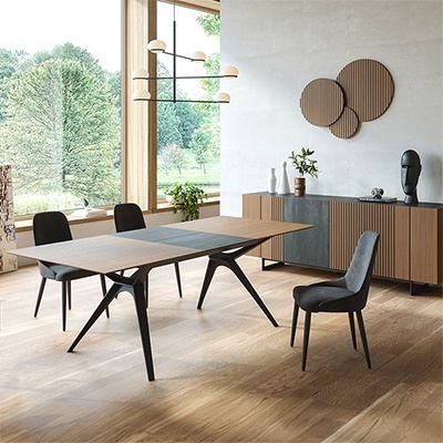 Sala de jantar moderna com mesa em madeira e cadeiras cinza escuro