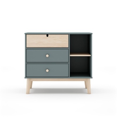 Móvel com gavetas cinzento-azul e madeira clara com prateleiras abertas