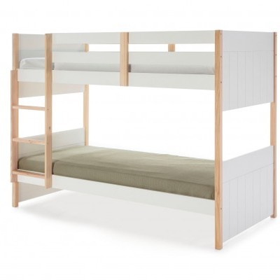 Cama beliche branca com detalhes em madeira natural e colchões verdes.