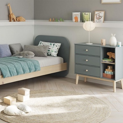 Quarto infantil com cama cinzenta e cómoda azul