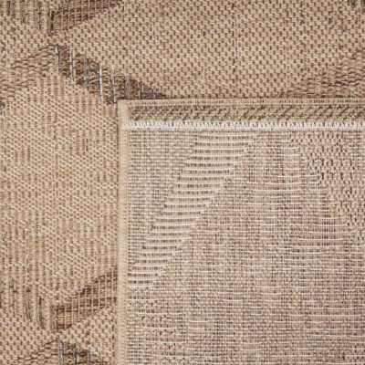 Tapete em tons de bege e castanho com padrões geométricos em tecido entrelaçado
