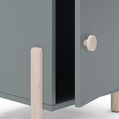 Móvel cinzento com portas ligeiramente abertas e pernas em madeira clara