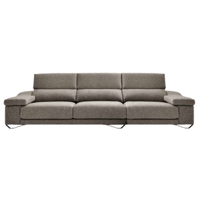 Sofá cinzento de tecido com três assentos e apoio de braços largos