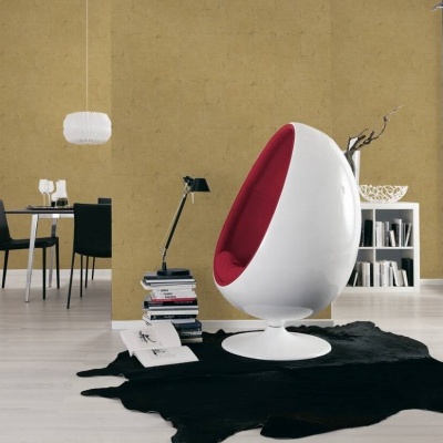 Cadeira lounge oval branco com interior vermelho num ambiente interior moderno.