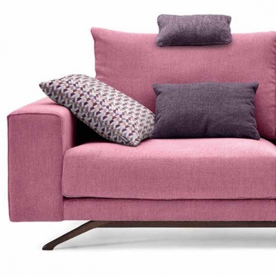 Sofá rosa com almofadas cinza e padrão geométrico