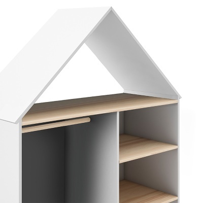 Móvel em forma de casinha com prateleiras e barra para pendurar