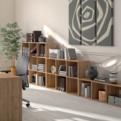 Estante modular de madeira com livros e decoração em escritório iluminado