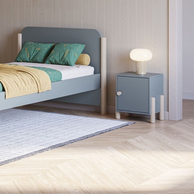 Quarto com cama cinza, mesa de cabeceira e candeeiro branco