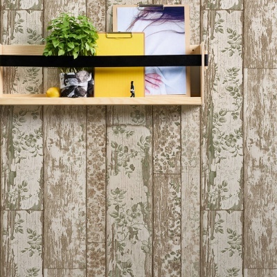 Parede com painéis de madeira rústica clara com padrão floral verde e prateleira com plantas e objetos decorativos