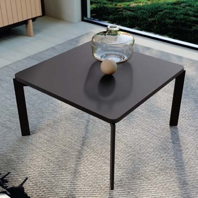 Mesa de centro quadrada preta com decoração de vidro transparente e esfera branca