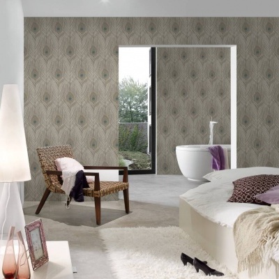 Quarto com papel de parede padrão geométrico e mobiliário em tons neutros com detalhes em roxo.