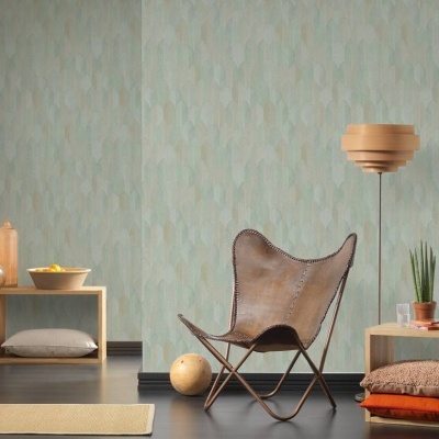 Cadeira de pele castanha com mesas auxiliares em madeira clara e candeeiro de pé em ambiente acolhedor