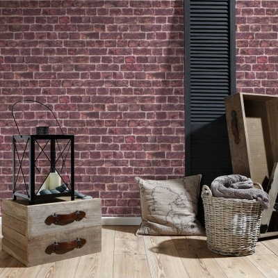 Cenário interior com parede de tijolos vermelhos e objetos decorativos em madeira e vime
