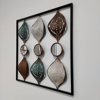 Quadro decorativo metálico com espelhos circulares em moldura preta na parede