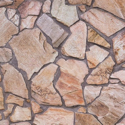 Painel de parede com pedras naturais de vários tons e formato irregular