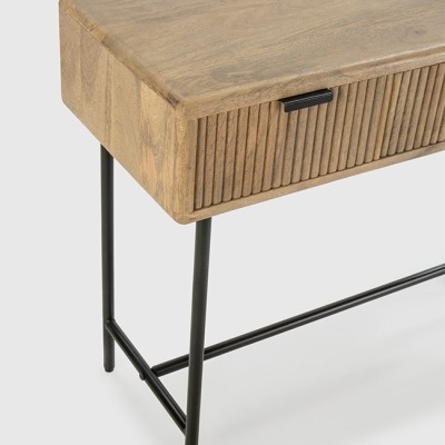 Mesa de apoio em madeira e metal preta com gaveta detalhada.